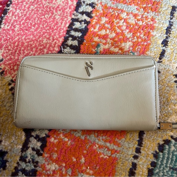 Simply Vera Vera Wang Signature RFID-Blocking Wallet - Picture 1 of 6
